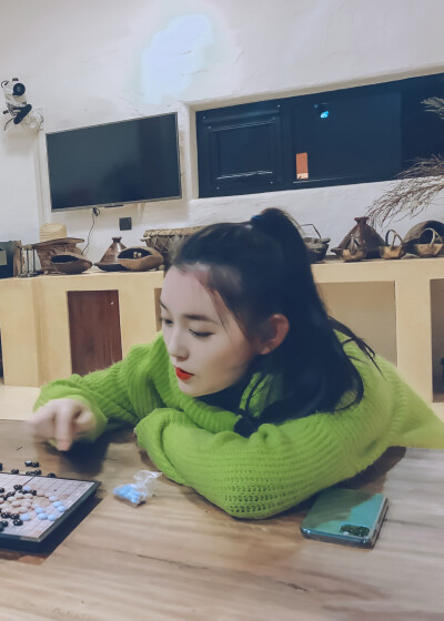 蒋依依
cr.颜啊依