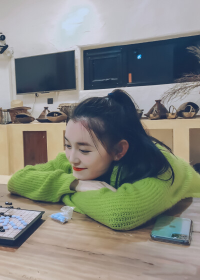 蒋依依
cr.颜啊依