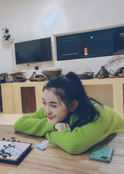 蒋依依
cr.颜啊依