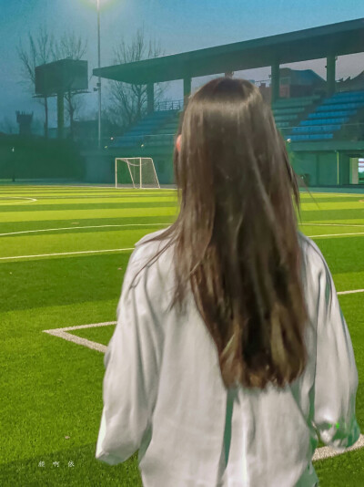 蒋依依
cr.颜啊依