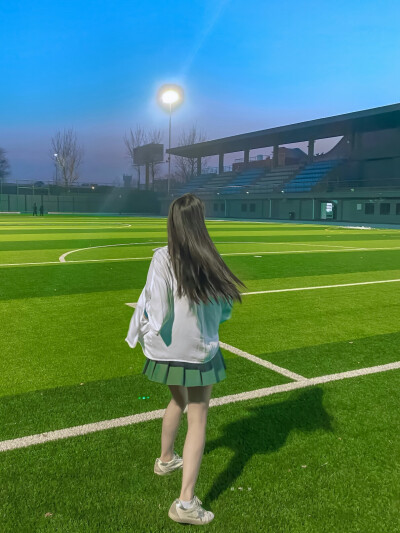 蒋依依
cr.颜啊依