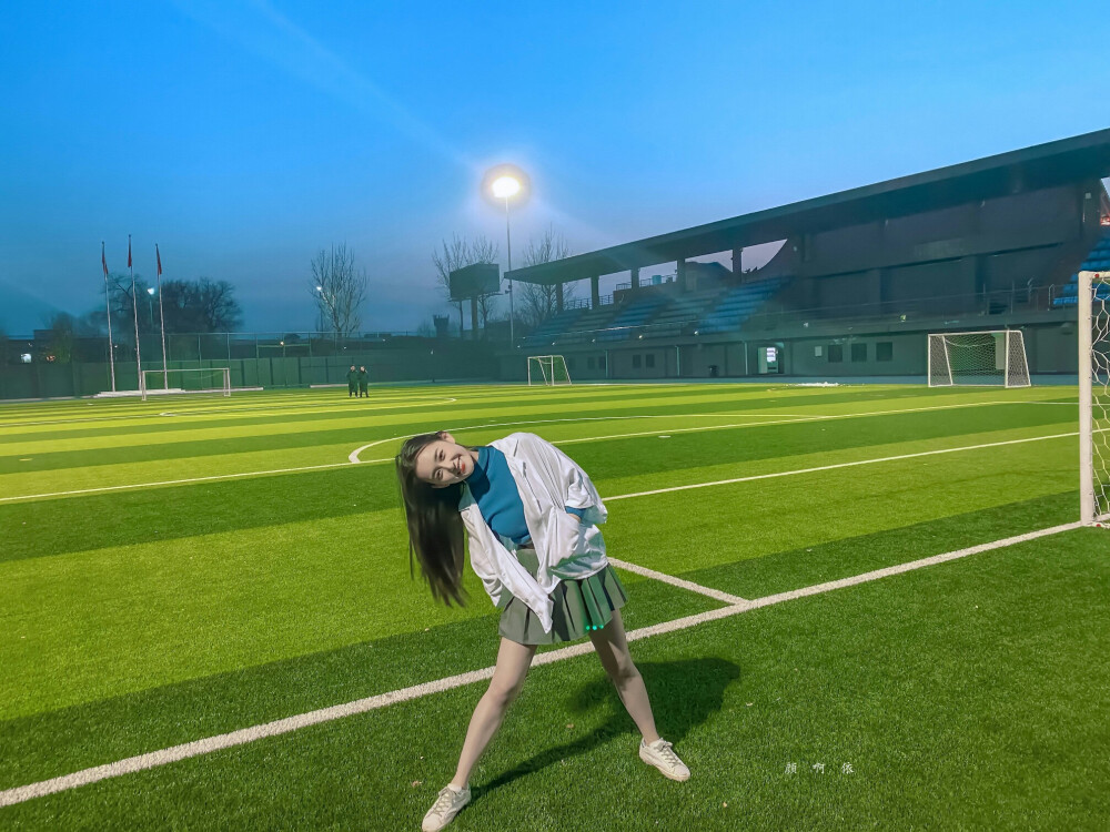 蒋依依
cr.颜啊依