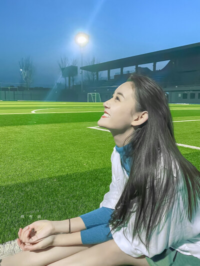 蒋依依
cr.颜啊依