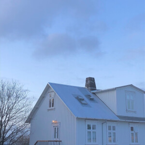 晚风轻踩着云朵，月亮在贩售快乐，你从银河背后靠近我，我与星辉一同为你沉沦