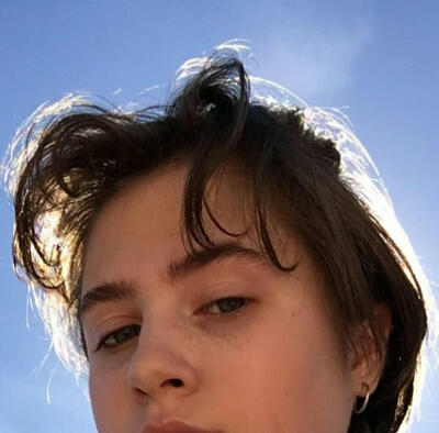 短发Clairo