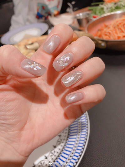 nails
