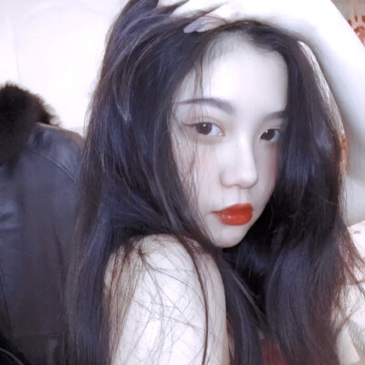 谢赴
原 抚裙褶