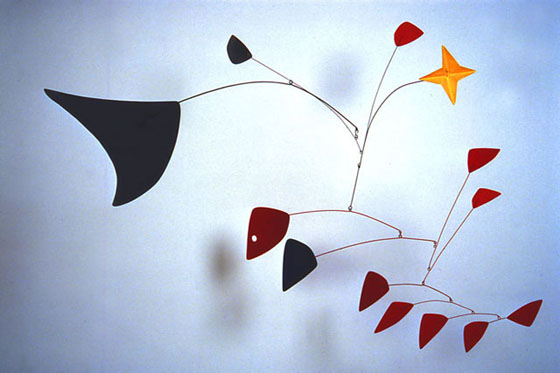 亚历山大·考尔德（Alexander Calder）《虾笼子与活动鱼尾》，钢丝、铝板、涂料，259x290cm，现藏于纽约MoMA现代艺术博物馆