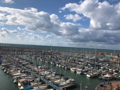 住的酒店正对着地中海的特拉维夫港，白天风和日丽，晚上竟然电闪雷鸣，狂风大作，暴雨倾盆！暴雨过后呜呜的风声宛转悠扬，大有摄人心魄的魅力，不禁让我想起了美杜莎的歌声！