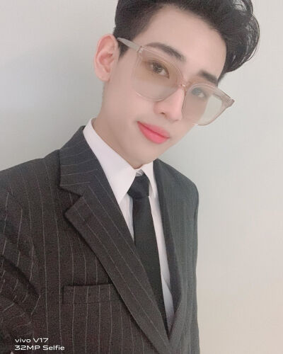 BamBam，全名Bambam Kunpimook Bhuwakul，1997年5月2日出生于泰国曼谷，在韩国发展的泰国籍男歌手、演员，男子演唱团体GOT7成员之一。2007年在泰国举办的“Rain Cover Dance“比赛中获得冠军，被韩国JYP娱乐公司星探…