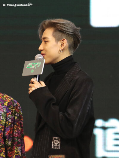 BamBam，全名Bambam Kunpimook Bhuwakul，1997年5月2日出生于泰国曼谷，在韩国发展的泰国籍男歌手、演员，男子演唱团体GOT7成员之一。2007年在泰国举办的“Rain Cover Dance“比赛中获得冠军，被韩国JYP娱乐公司星探…