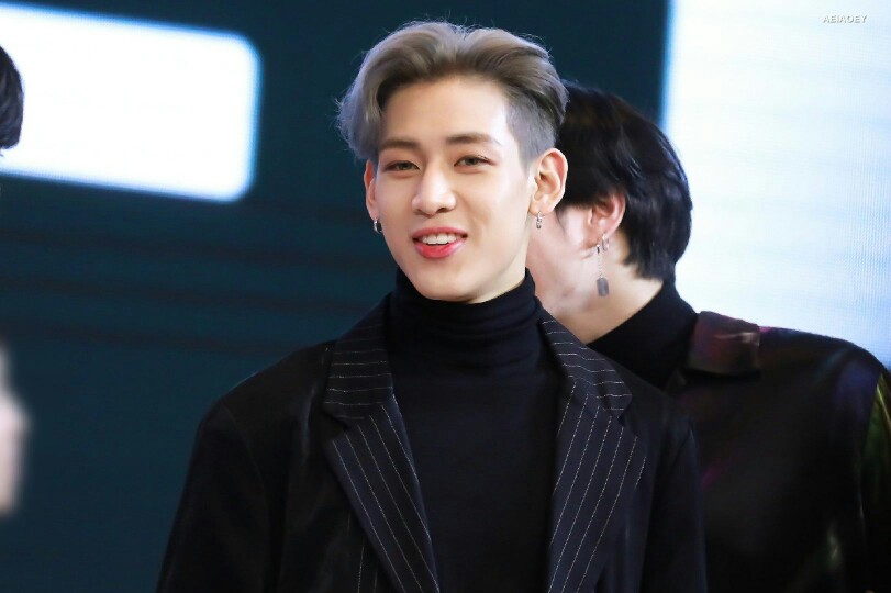 BamBam，全名Bambam Kunpimook Bhuwakul，1997年5月2日出生于泰国曼谷，在韩国发展的泰国籍男歌手、演员，男子演唱团体GOT7成员之一。2007年在泰国举办的“Rain Cover Dance“比赛中获得冠军，被韩国JYP娱乐公司星探挖掘。2012年参演电影《追凶》。2013年参与JYP与YG娱乐公司共同制作的电视节目《WHO IS NEXT:WIN》。2014年1月以演唱团体GOT7正式出道。