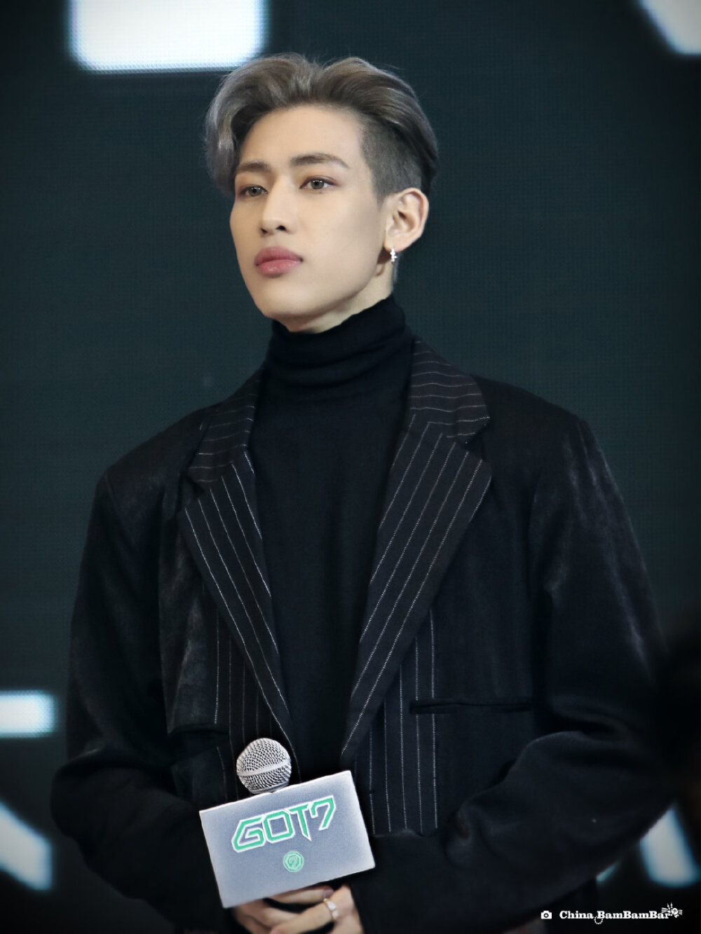 BamBam，全名Bambam Kunpimook Bhuwakul，1997年5月2日出生于泰国曼谷，在韩国发展的泰国籍男歌手、演员，男子演唱团体GOT7成员之一。2007年在泰国举办的“Rain Cover Dance“比赛中获得冠军，被韩国JYP娱乐公司星探挖掘。2012年参演电影《追凶》。2013年参与JYP与YG娱乐公司共同制作的电视节目《WHO IS NEXT:WIN》。2014年1月以演唱团体GOT7正式出道。