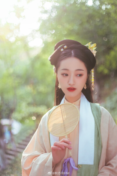 #汉服##重庆约拍##三门峡约拍#
秋日游园
从晨曦到日暮
出镜：@若谷君-
摄影｜后期：@秋亦冷HM
造型｜同行：@张张张小懿Yi 