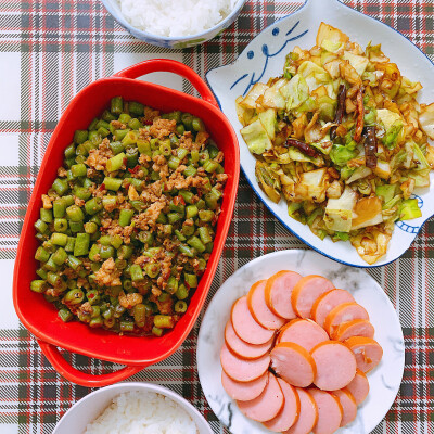 (肉沫芸豆＋炒绿甘蓝＋蒜香肠)下厨房app:小小橙王