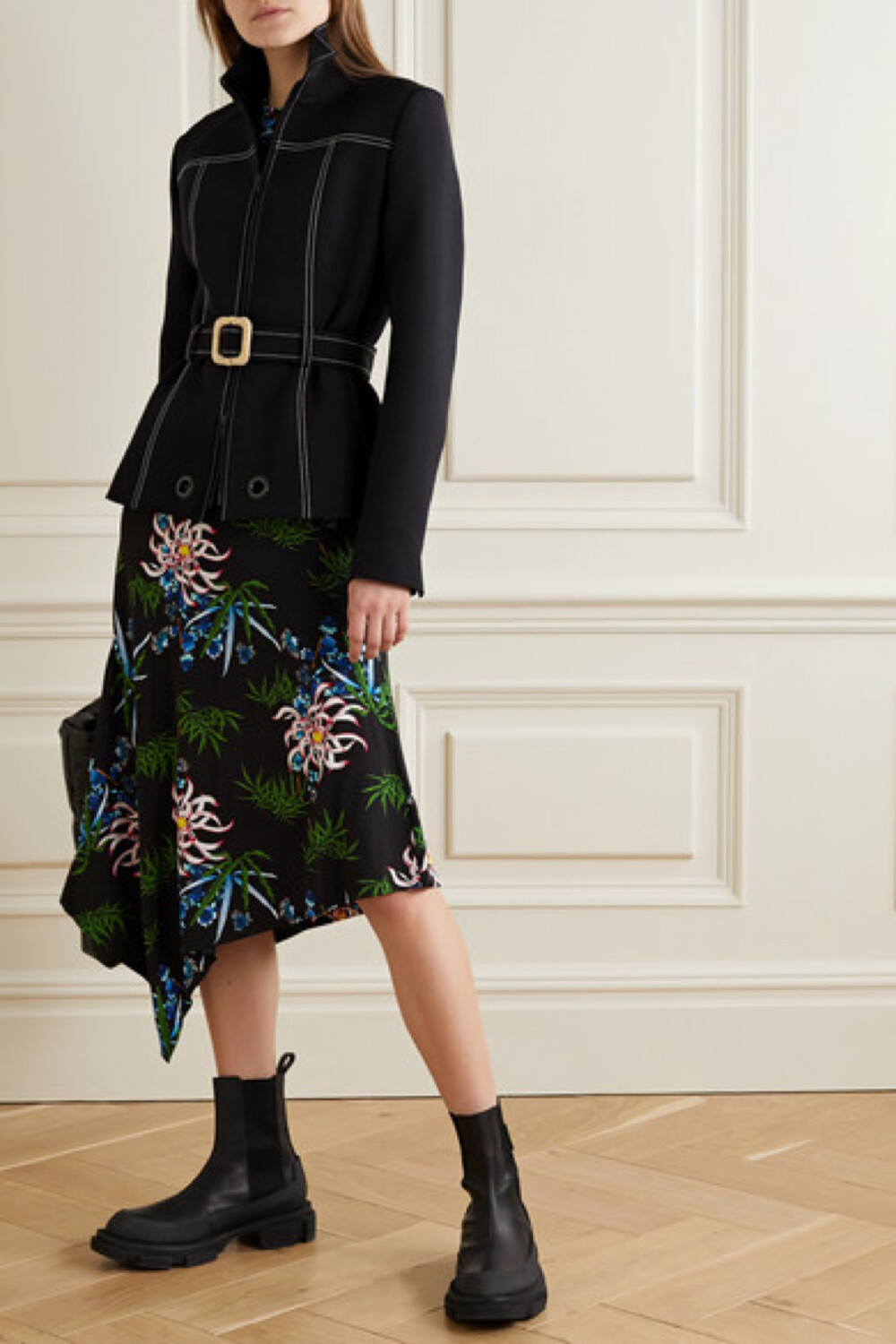 KENZO 这款外套气质硬朗，尤其适合外搭于柔美的花卉连衣裙，演绎个性造型。它以不易变形、弹力十足的黑色潜水服面料制成，醒目的白色线迹勾勒出衣身轮廓。单品剪裁略宽松，设有高领和立挺肩线，并随附收腰腰带。
