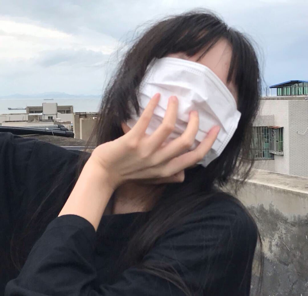不论是出门在外还是跟朋友聊天都要带上口罩呀