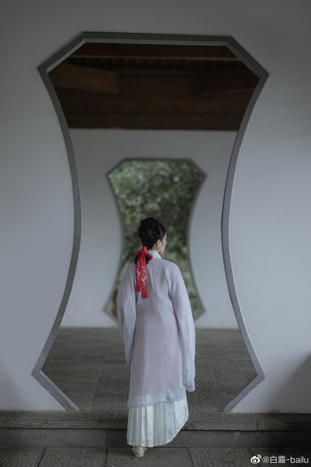 #杭州约拍##白露客片集##汉服##汉服摄影##摄影#
“雨映寒空半有无，重楼闲上倚城隅。
浅深山色高低树，一片江南水墨图。”
妆发/拍摄/后期: @白露-bailu
出镜: 客妹
服装: @池夏汉风原创铺子
#上海约拍##苏州约拍##江浙沪约拍#