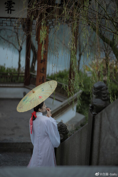 #杭州约拍##白露客片集##汉服##汉服摄影##摄影#
“雨映寒空半有无，重楼闲上倚城隅。
浅深山色高低树，一片江南水墨图。”
妆发/拍摄/后期: @白露-bailu
出镜: 客妹
服装: @池夏汉风原创铺子
#上海约拍##苏州…