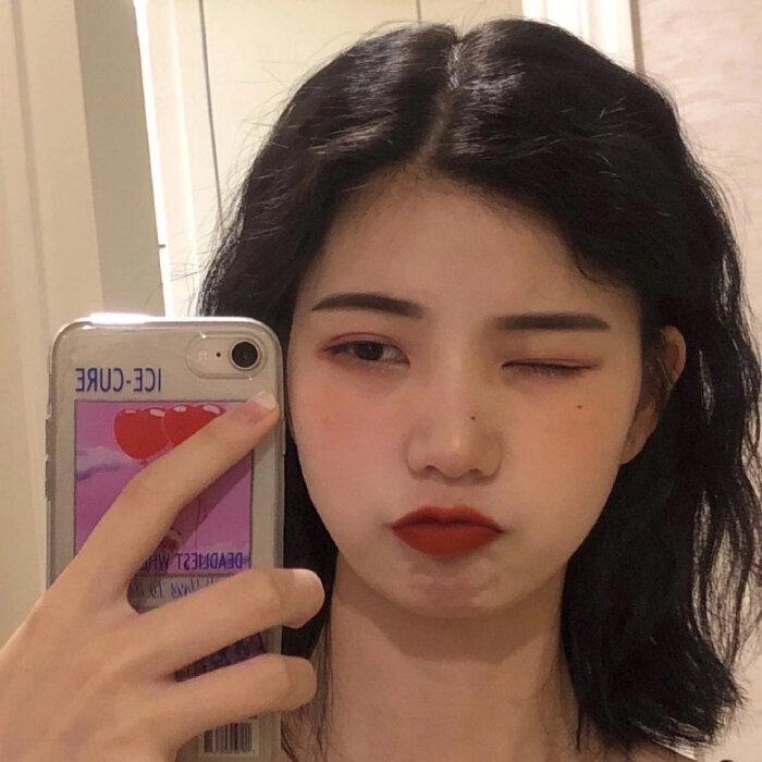 1.这个星球偶尔脆弱而我也偶尔想与你沉没
2.晓看天色暮看云 行也思君 坐也思君
3.茫茫人世中 无意晚来风
4.你问我有多爱你
大概就是再遇见你一百次
也会沦陷一百次
5.细水长流 未来可期
6.你终将会是一个宇宙贩卖的快乐
7.还有星月可以寄望 还有宇宙浪漫不止
8.他风尘仆仆走向我 胜过所有遥远的温柔
9.我与神取得联络，要甜必须苦过
10.别人都有甜甜的恋爱，我却有秃秃的脑袋.
11.今晚星河浪漫 风也温柔。
12.堤坝上有兜卖风筝的小贩 他们在预售春天.
13.山野千里 你是我藏在星星里的浪漫
14.喜见你眉秀似山 眼拥星辰大海.
15.作为小天使 是时候给你们看一下我的翅膀了ʚɞ
16.满树繁华 你是心之所向.
17.女孩的眼应该藏下星辰大海和万丈光芒.
18.想晚风轻轻吹动月牙 你悄悄撼动我的心.
19.原本以为人间五光十色尝的欢尚不够 可经过你后的每一帧都失色.
20.我裁一段星河以赠你 好教你不逊色这人间错落烟火.
21.晚安，换个世界想你，一会儿见；
22.不睡觉的星星，代替我吻一吻你的眼睛。
23.晚安吻只能亲额头，不然小朋友容易蛀牙
24.有没有兴趣做一对江洋大