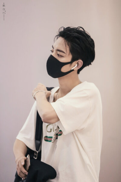 肖战
安侬
这个锁骨我爱了