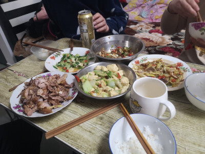 2020年1月27日午餐
醋溜丸子+白菜豆腐+肘子+笋炒肉+青菜