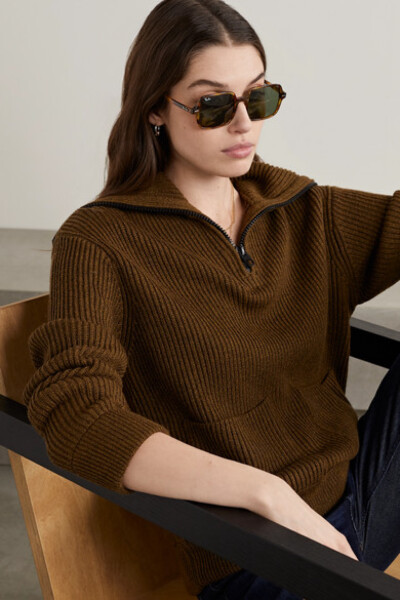 
Ray-Ban 这款太阳镜正是从品牌大型典藏库中“穿越”而来的作品——其原型首发自 1973 年，却将潮酷魅力延续至今。单品诞生于意大利，以玳瑁纹板材制成，呈几何感方形，配有绿色镜片，太阳穴处还以银色五金提亮。
