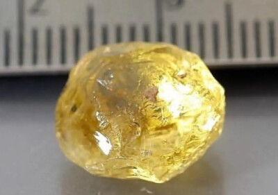 金丝雀黄碧玺（canary yellow tourmaline）
金丝雀黄碧玺，它的黄色是一种纯正到让人惊艳的鲜黄色，它不同于大多数的黄碧玺带有褐色调，它的颜色如同金丝雀的羽毛一般甜美、鲜艳。
金丝雀黄碧玺比帕拉伊巴碧玺更加…