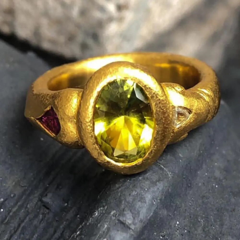 金丝雀黄碧玺（canary yellow tourmaline）
金丝雀黄碧玺，它的黄色是一种纯正到让人惊艳的鲜黄色，它不同于大多数的黄碧玺带有褐色调，它的颜色如同金丝雀的羽毛一般甜美、鲜艳。
金丝雀黄碧玺比帕拉伊巴碧玺更加的稀有，它只出产于非洲东部的马拉维，而且其原石只有不超过10%属于宝石级别的，其价格远高于红宝碧玺及蓝碧玺，也是属于非常值得珍藏的碧玺。