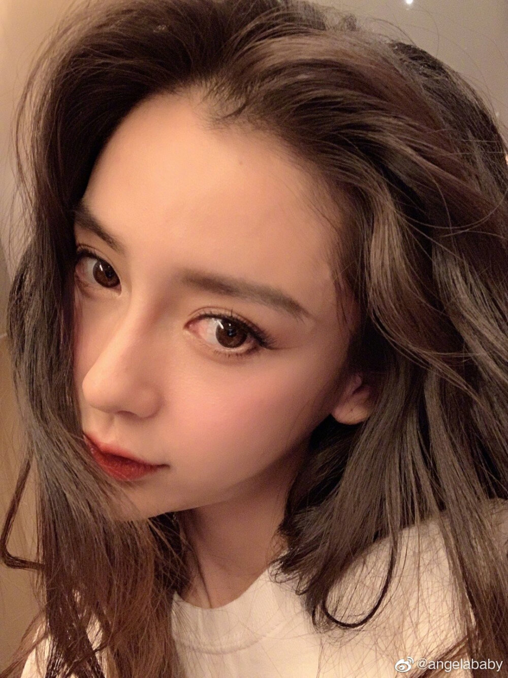 杨颖（Angelababy），1989年2月28日出生于上海市，华语影视女演员、时尚模特。2003年，Angelababy以模特身份在香港出道。2007年，她开始将工作重心转向大银幕。2011年在爱情片《夏日乐悠悠》中首次担任女主角。2012年凭借言情片《第一次》获得第13届华语电影传媒大奖最受瞩目女演员奖。2014年凭借真人秀《奔跑吧兄弟》赢得广泛关注；同年，她还因出演古装片《狄仁杰之神都龙王》获得第21届北京大学生电影节最受欢迎女演员奖。2015年，其主演的冒险片《鬼吹灯之寻龙诀》票房突破16亿人民币，而她也凭借该片获得第33届大众电影百花奖最佳女配角奖。2017年其主演的古装剧《孤芳不自赏》取得全国同时段电视剧收视冠军。创业时代。