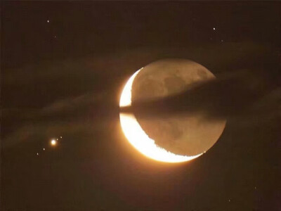 摄影师 Juerg Alean 拍摄的月球
左下角是木星和其60多个卫星中的4个