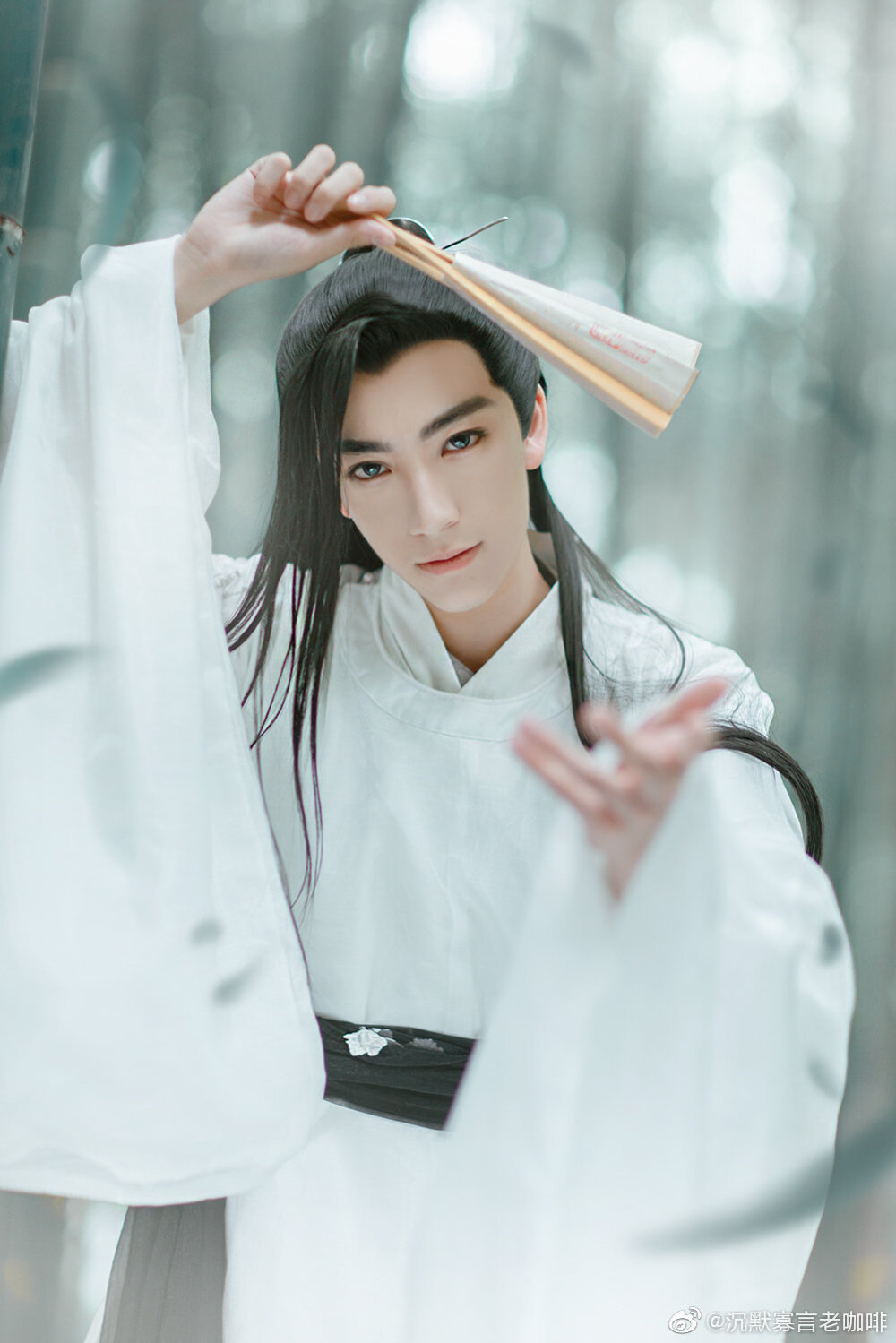 公子如玉
多情总似我风流爱天下
出镜 原po
摄影&后期 @爱拍照的玉老师
化妆&造型 @o凹凸o ​​​