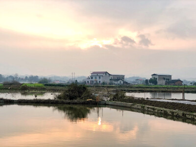 乡村夕阳余晖