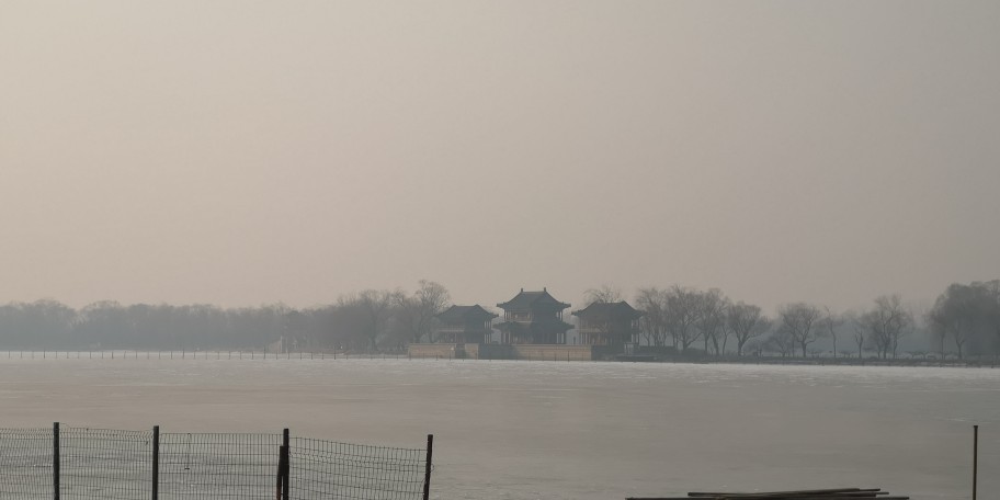 圆明园好大
古代打扫卫生的都要请好多
当成家住
可以玩一年
上半年爬山
下半年游湖
省了出去旅游的钱