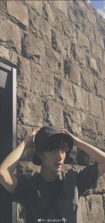 肖战‖180913
微博故事『夏天的风』