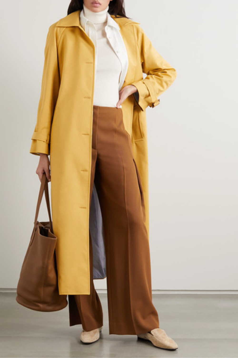 Giuliva Heritage Collection 善于以精准考究的设计，打造可终生伴你左右的上乘美衣，这款外套便是生动印证，细密的针脚仿佛在无声诉说着资深匠人的精湛手工艺。单品选用芥黄色粒纹纯棉精心制成，两侧插肩袖经典大方。不妨将它套穿于精裁套装之外。