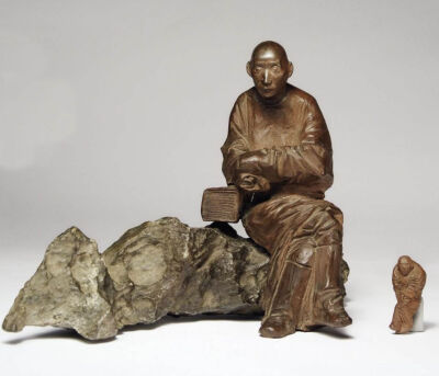 任伯年《任淞云小像》，紫砂，塑像16×8×7cm、英石24×5.5×4.5cm、小稿5×2.3×2.3cm，于2012年西泠印社春拍“任伯年遗珍专场”以368万成交。