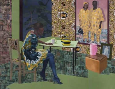 恩吉德卡·阿库尼利·克罗斯比（Njideka Akunyili Crosby）《Dwell: Aso Ebi》，纸上亚克力、彩色铅笔、拼贴和纪念织物，243.84×314.96cm，2017年。由巴尔的摩艺术博物馆收购。