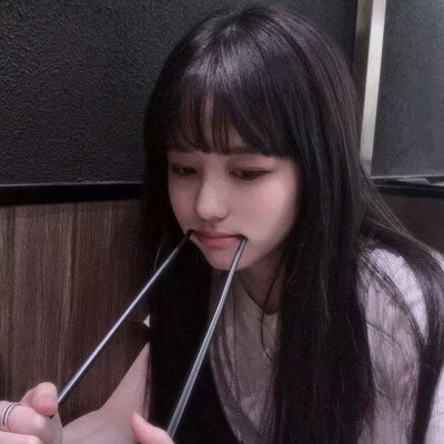 『uu/二枳』很羡慕那些能跟自己喜欢的人在一起的人，不像我，早就被喜欢我的人围得水泄不通。