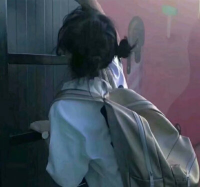 『uu/二枳』很羡慕那些能跟自己喜欢的人在一起的人，不像我，早就被喜欢我的人围得水泄不通。