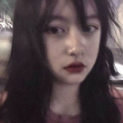 『uu/二枳』很羡慕那些能跟自己喜欢的人在一起的人，不像我，早就被喜欢我的人围得水泄不通。