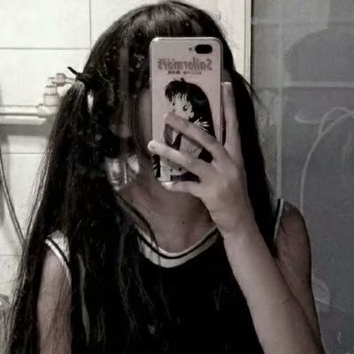 『uu/二枳』很羡慕那些能跟自己喜欢的人在一起的人，不像我，早就被喜欢我的人围得水泄不通。