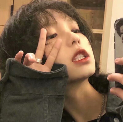 『uu/二枳』很羡慕那些能跟自己喜欢的人在一起的人，不像我，早就被喜欢我的人围得水泄不通。