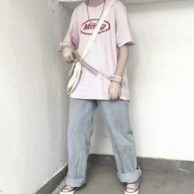 『uu/二枳』很羡慕那些能跟自己喜欢的人在一起的人，不像我，早就被喜欢我的人围得水泄不通。