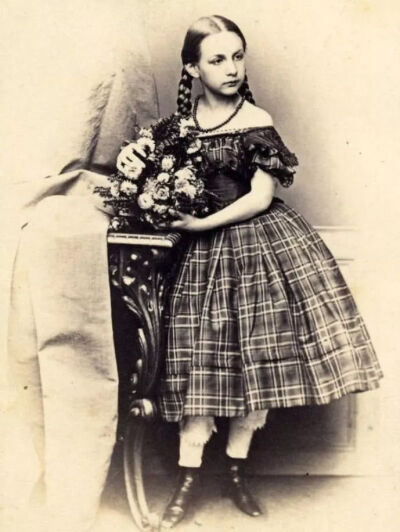 19世纪德国明信片上的少女，她们的发髻和穿着极具日耳曼民族的特色。