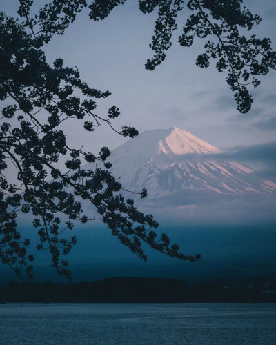 “山川異域，風月同天，寄諸佛子，共結來緣?！????