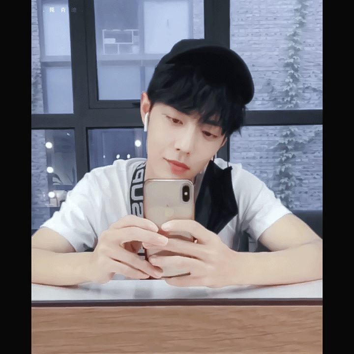 ► 肖战 × 微博。
©®揽青池