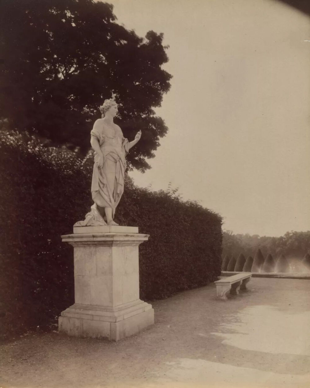 尤金·阿杰《Versailles -- Le Point du Jour par Marsy》，Albumen silver print，18×21.8cm，1901年