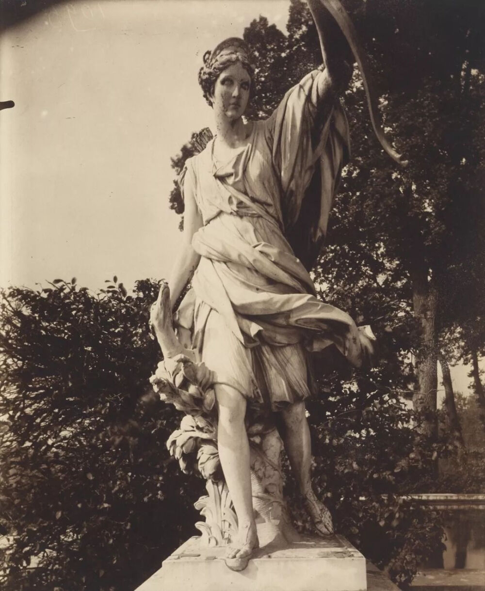 尤金·阿杰《Versailles（Diana）》，arrowroot print，21.3×17.5cm，1911年