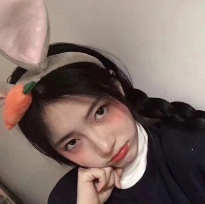 我们终其一生，不过只是想找一个谈得来、合脾性，在一起舒坦，分开久了有点想念，安静久了想闹腾一下，吵架了又立马会后悔认输的合拍的人。 